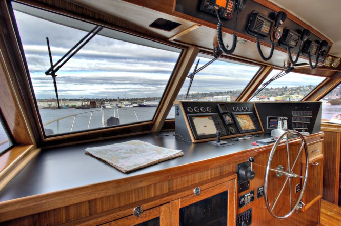 Motor yacht VIAGGIO - Wheelhouse to Starboard