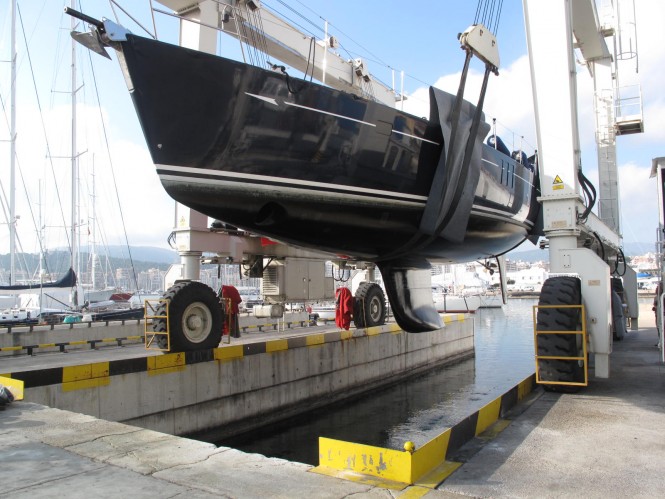 Refit of a luxury sailing yacht