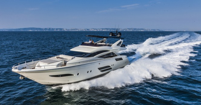 Second Dominator 800 Yacht DOLLY at full speed