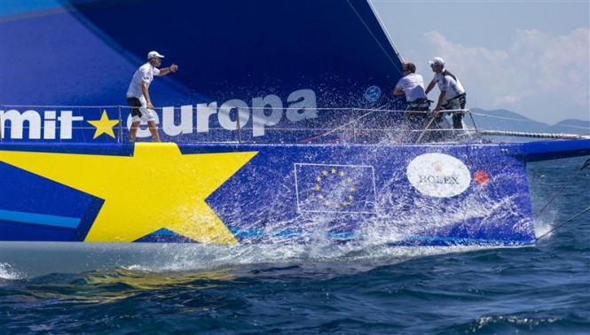 Teamwork at the bow of ESIMIT EUROPA 2 Yacht - Photo by Rolex Carlo Borlenghi