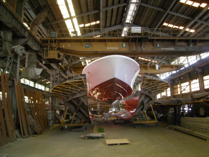 Hunt 72 Yacht de-molding