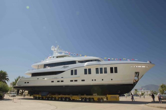Launch of motor yacht Rüya - side view
