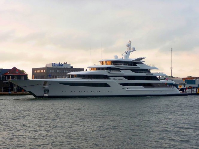 Motor yacht Royal Romance passing the Amsterdam IJ lake - Photo by Feadship Fanclub and Hanco Bol