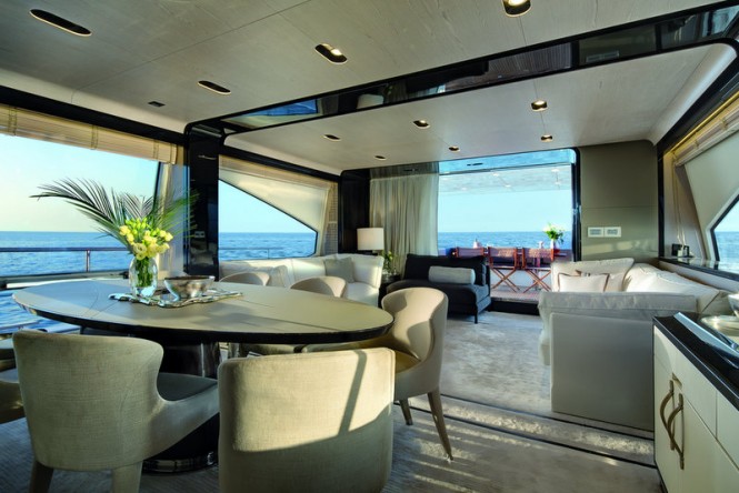 The new motor yacht Azimut 83 privileges the contact with the outside. Ideal for Brazilians to enjoy a privileged coast. The main hall is exquisite to enjoy the moments on board. Photo by Azimut Yachts