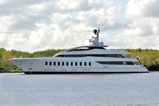 Luxury yacht HALO - side view - Photo by Jan Ramaker and Feadship Fanclub