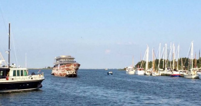 New Hakvoort YN250 Yacht arrives in Monnickend - Photo by Hakvoort Shipyard