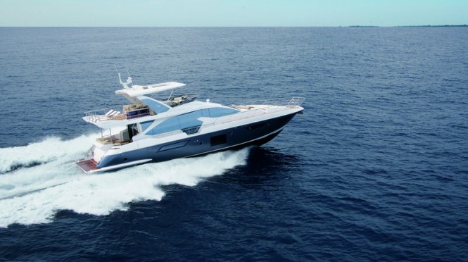 Azimut 72 Fly Yacht underway