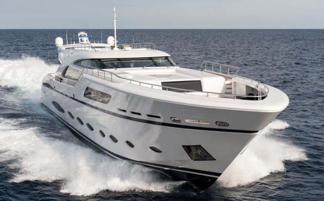 Luxury yacht FAST & FURIOUS at top speed