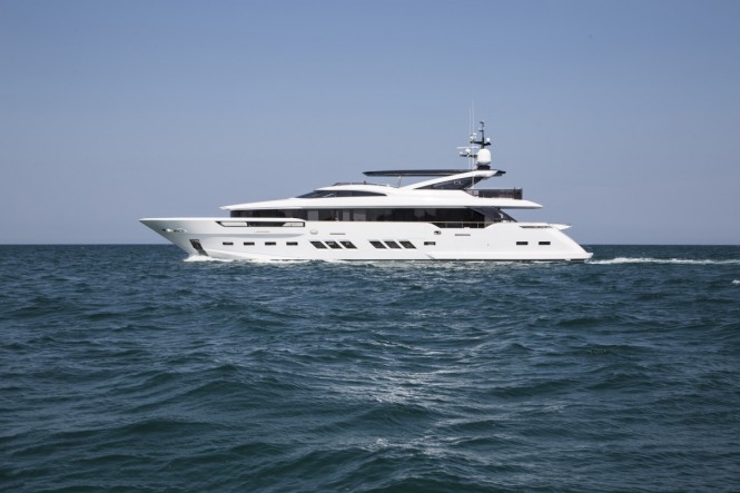 Superyacht Dreamline 34m underway