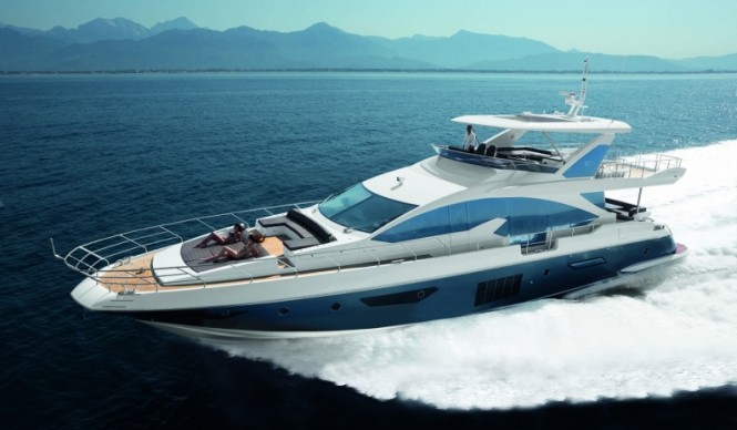 Azimut Flybridge 80 superyacht at full speed