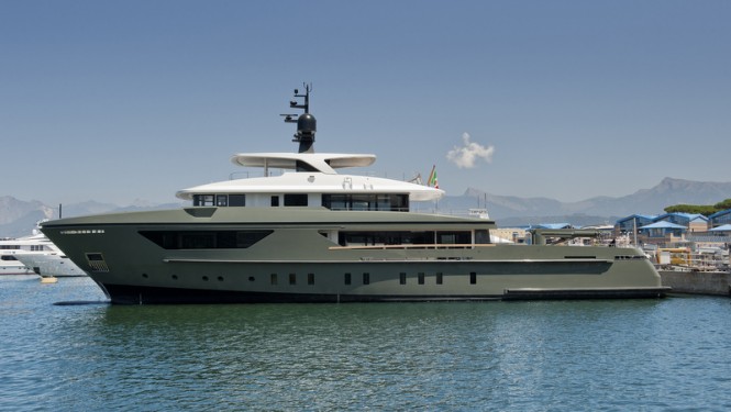 Sanlorenzo motor yacht 460EXP on the water