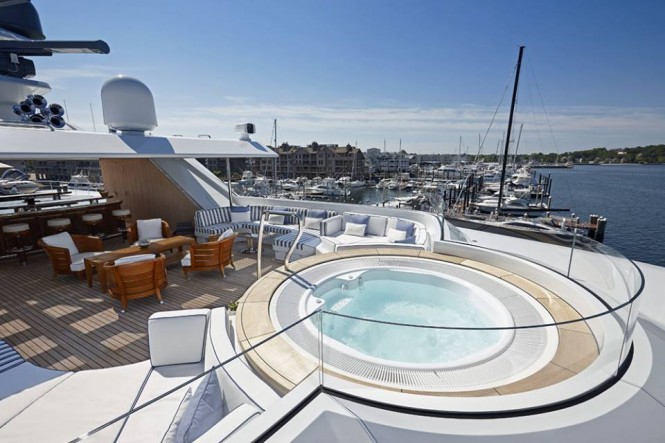 Sundeck of ROCK.IT Yacht - Jacuzzi - Photo by Feadship Fanclub