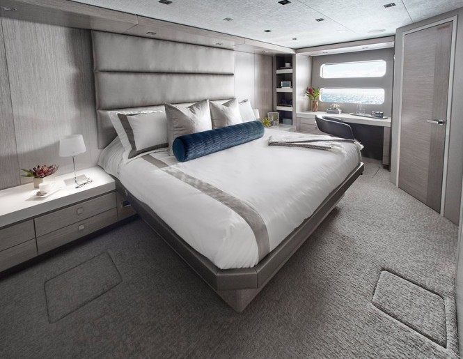 Hatteras 70 - Master Suite