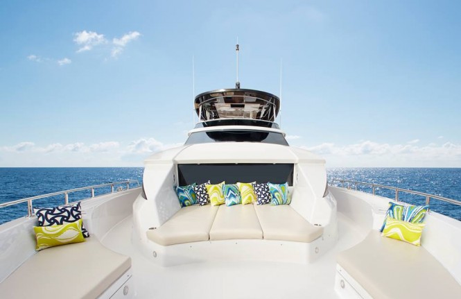 Hatteras 70 - Spacious foredeck lounge