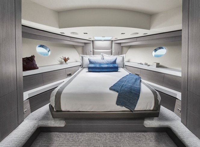 Hatteras 70 - VIP Suite