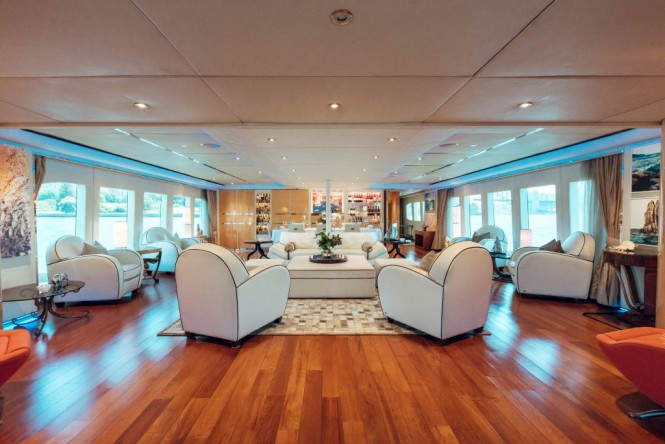 TANGO yacht - saloon