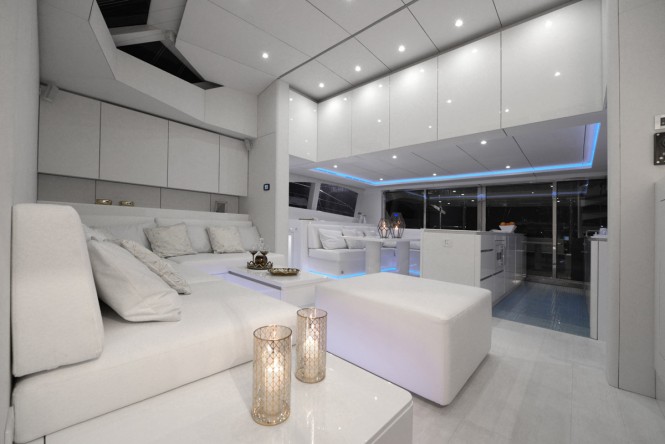 Open saloon - Violetta