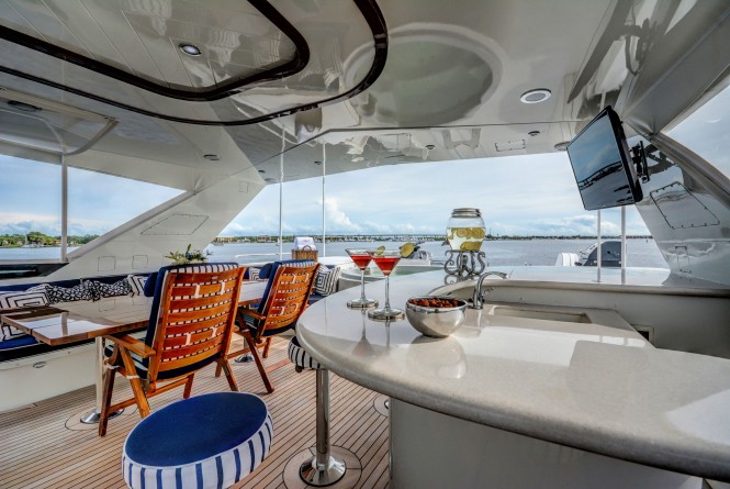 LADY Z - Sundeck bar