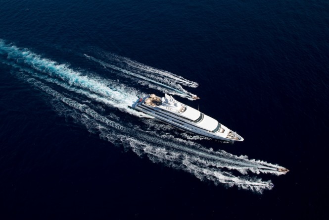 Indian Empress underway and tenders