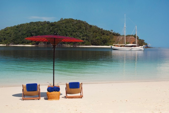 RAJA LAUT - Picnic on the beach