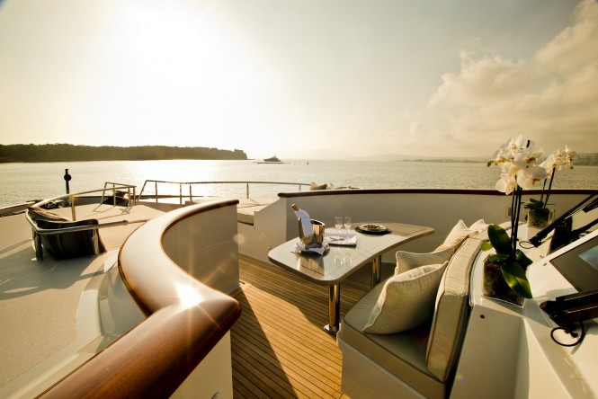 LA DEA II - foredeck