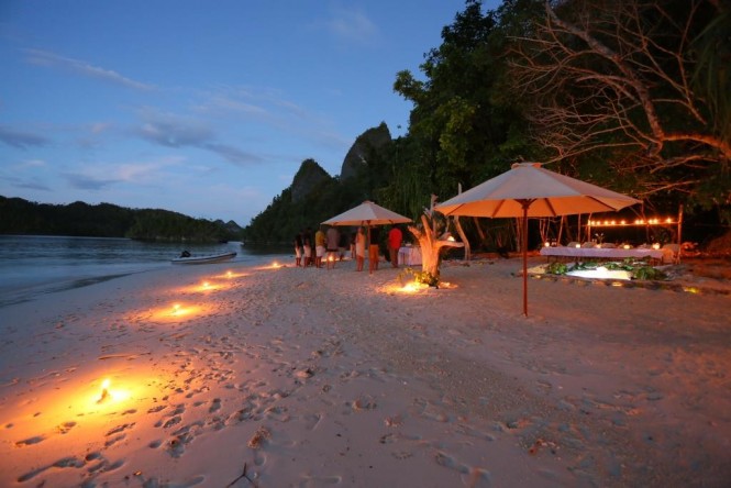Yacht Lamima - Beach night