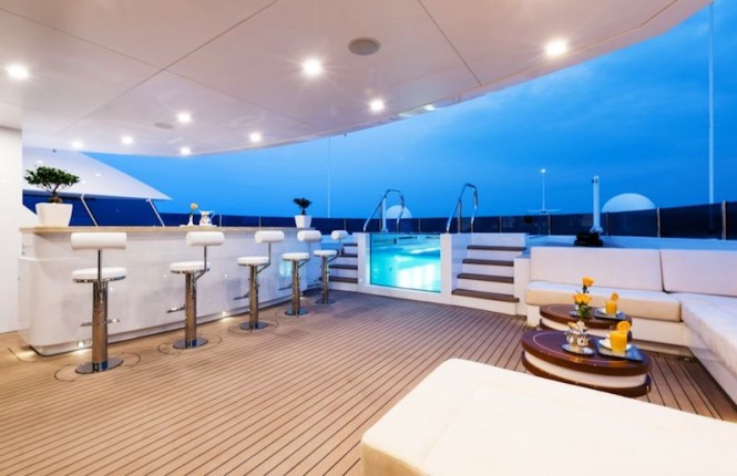 Superyacht IRIMARI - Jacuzzi and bar