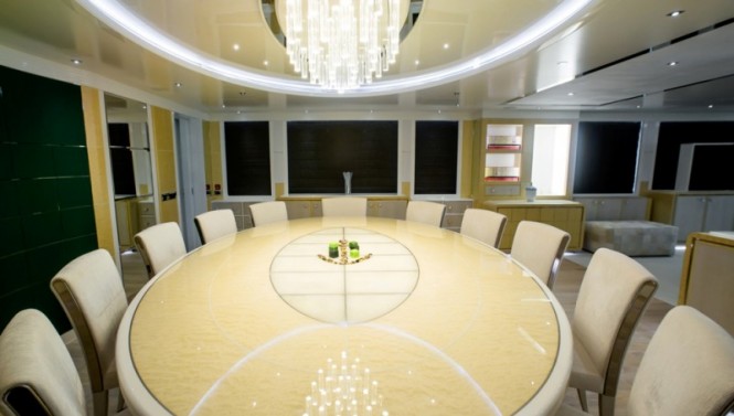 Luxury yacht JADE 959 - Internal dining area