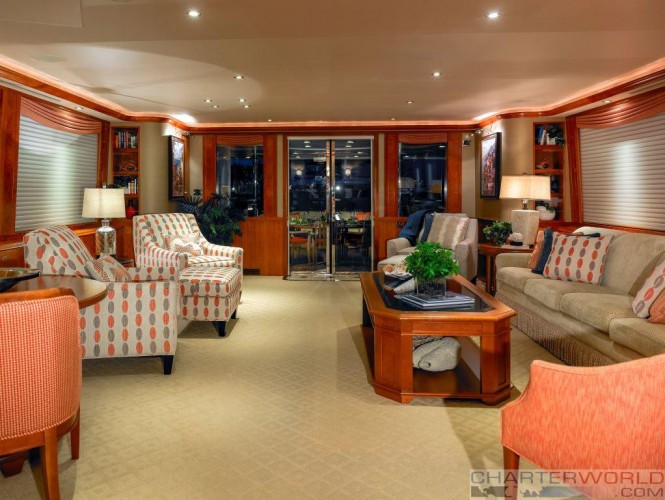 Luxury yacht CHASING DAYLIGHT - Main saloon