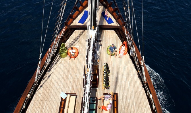 DUNIA BARU - foredeck