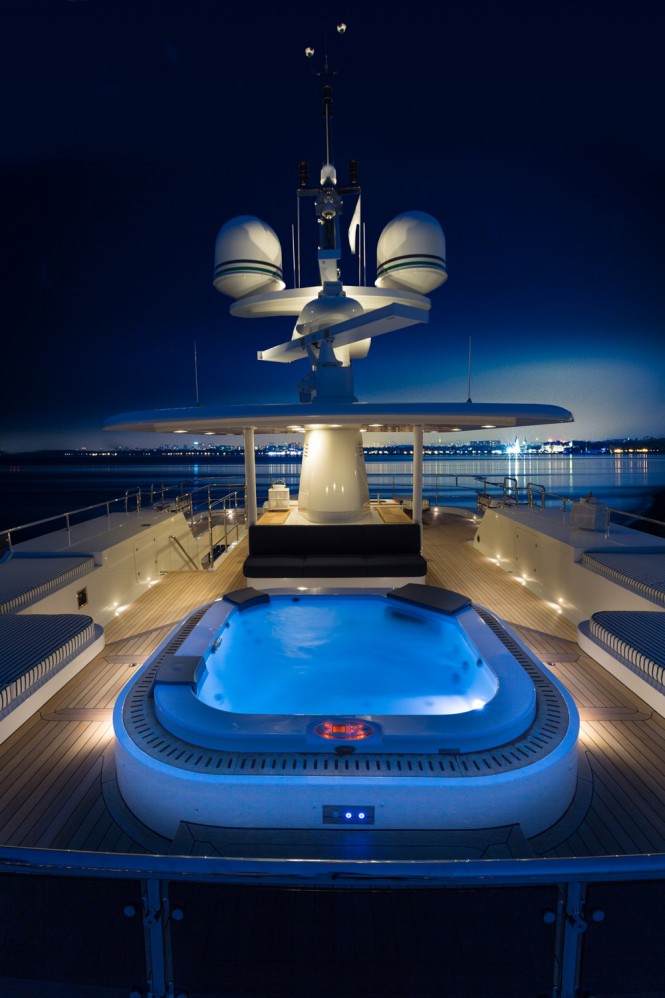 F76. Jacuzzi on sun deck