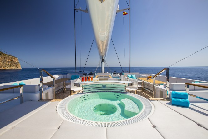 AQuiJo jacuzzi on board - Photo by Stuart Pearce