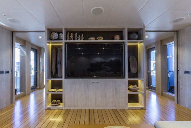 AKIKO - Main Salon Lounge Library