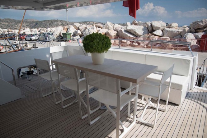 Alfresco dining on the aft deck of M/Y NASHIRA