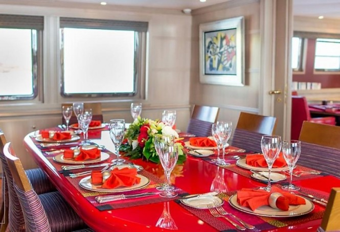 Motor yacht CHEETAH MOON - Formal dining