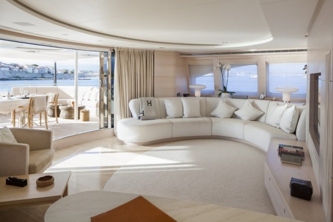 Skylounge aboard motor yacht G3