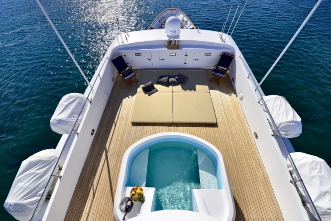 Sunpads and Jacuzzi - M/Y COMMITMENT