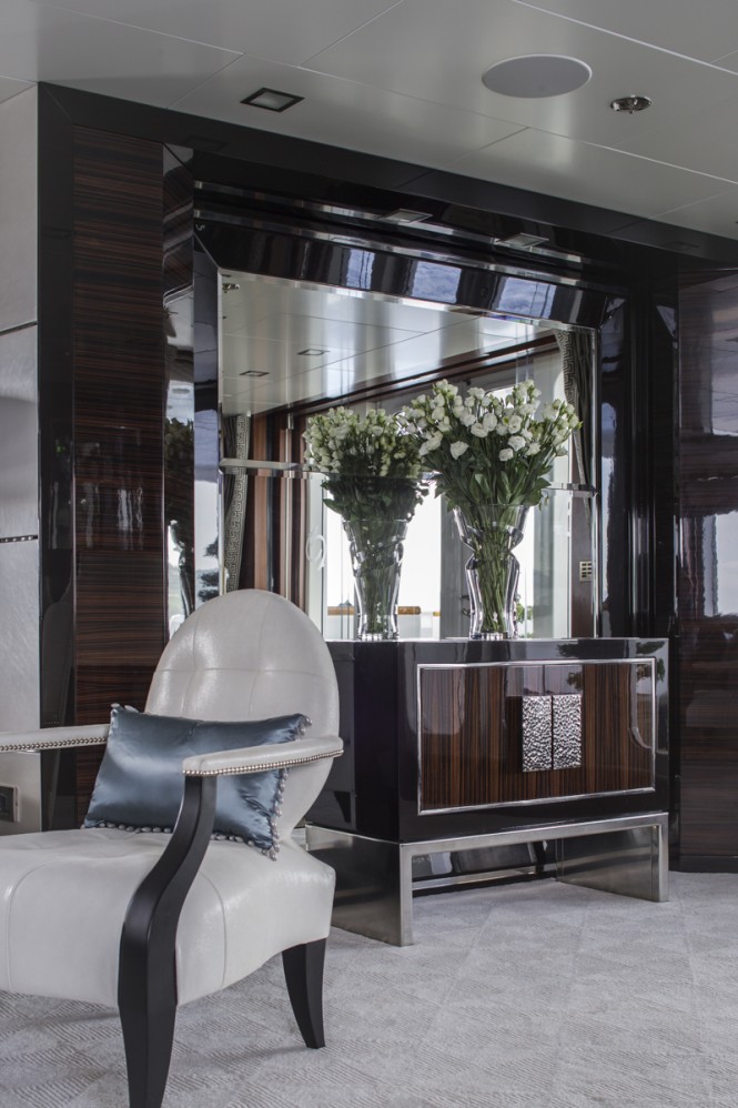 TURQUOISE Yacht - Main Saloon Detail