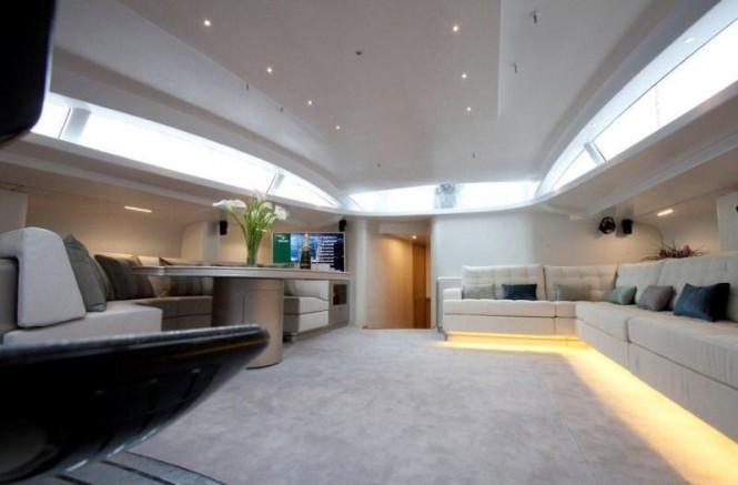 The contemporary main salon within S/Y LEOPARD 3