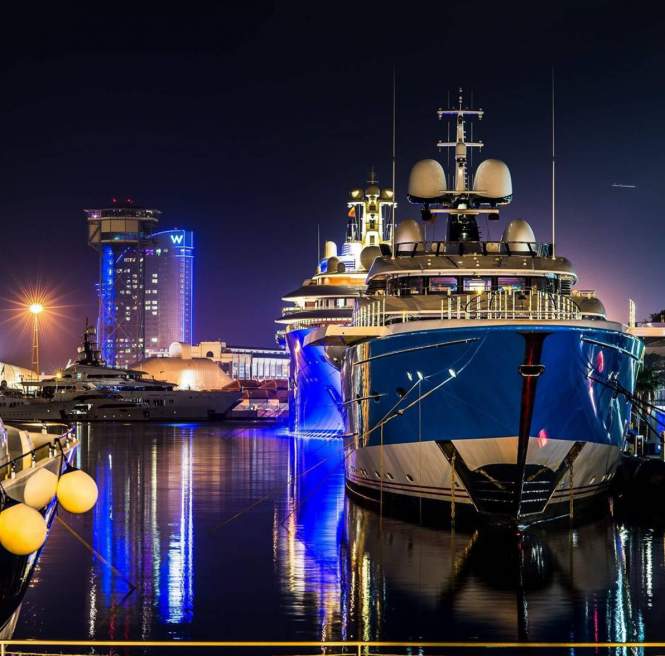 Madame Gu (99m) and Dilbar (156) in Barcelona at night. Photo by @gauvin.pictures 