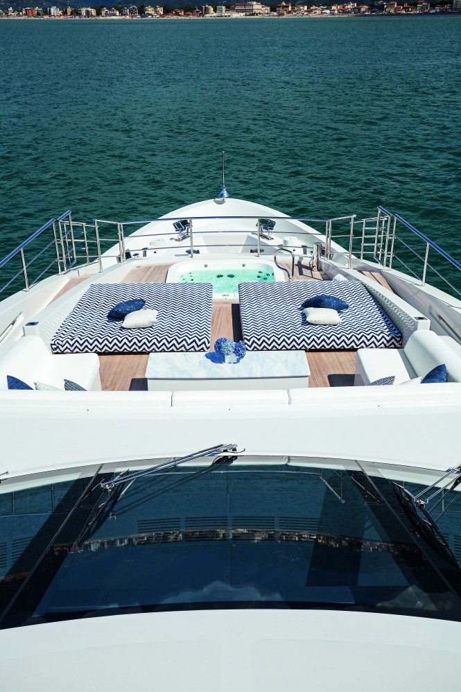 M/Y H - Sundeck sunpads and Jacuzzi