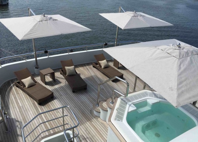 Luxury yacht JADE 959 - Sundeck