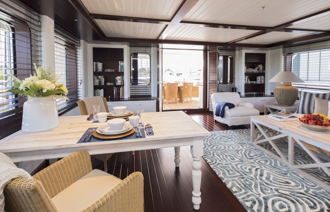 Hakvoort My Soprano bridge deck salon table and sofa