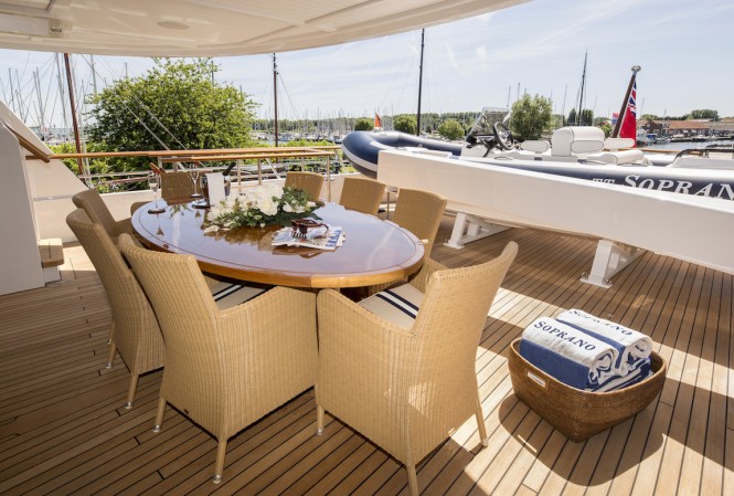 Hakvoort My Soprano_bridge deck aft dining table