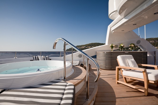 Luxury yacht THUMPER - sundeck Jacuzzi. Photo credit Sunseeker