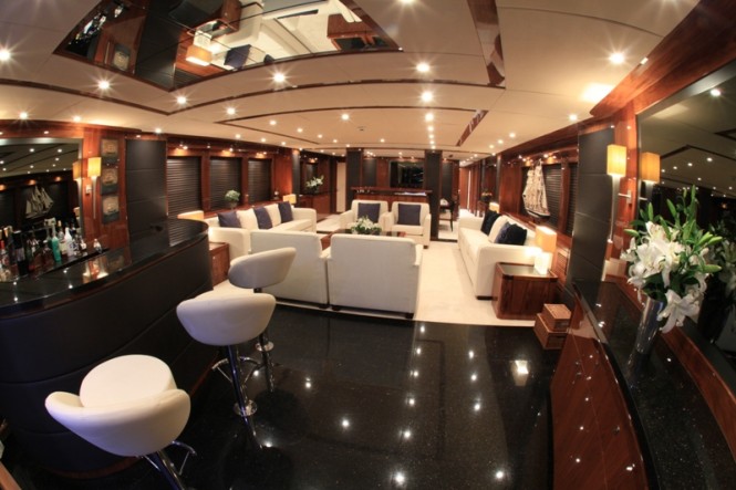 Motor yacht BARRACUDA RED SEA - Main salon with bar