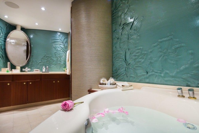 Motor yacht BRAZIL - Master bath