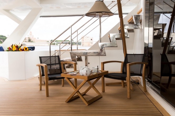 S/Y HUTIANE - Afternoon tea on deck