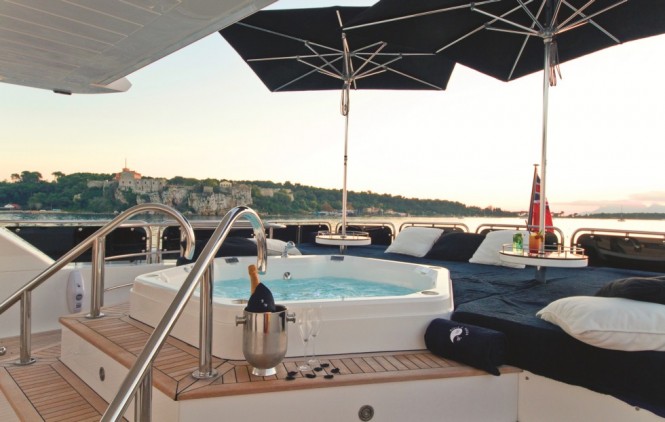 Sunskeeker open yacht BLACK AND WHITE - Jacuzzi