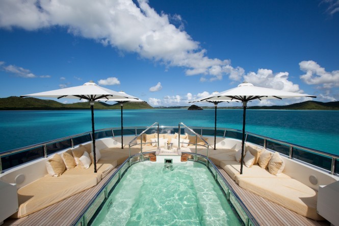 Superyacht RoMa - Sundeck pool and sun lounging area
